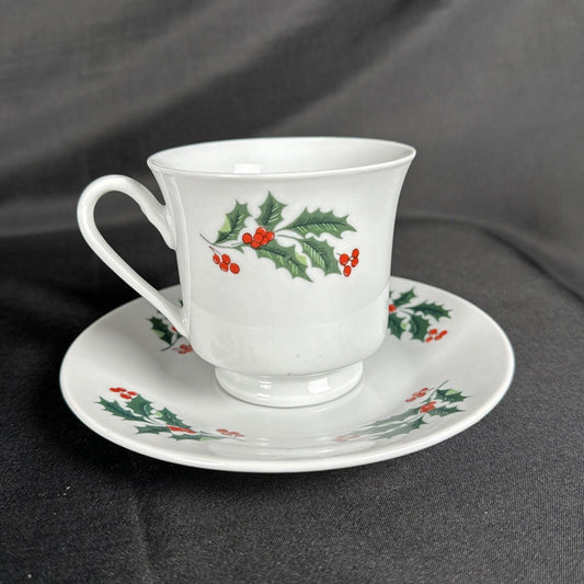 Set Of 8 Cups And Saucers White Porcelain Set Green Holly Leaves Red Berries